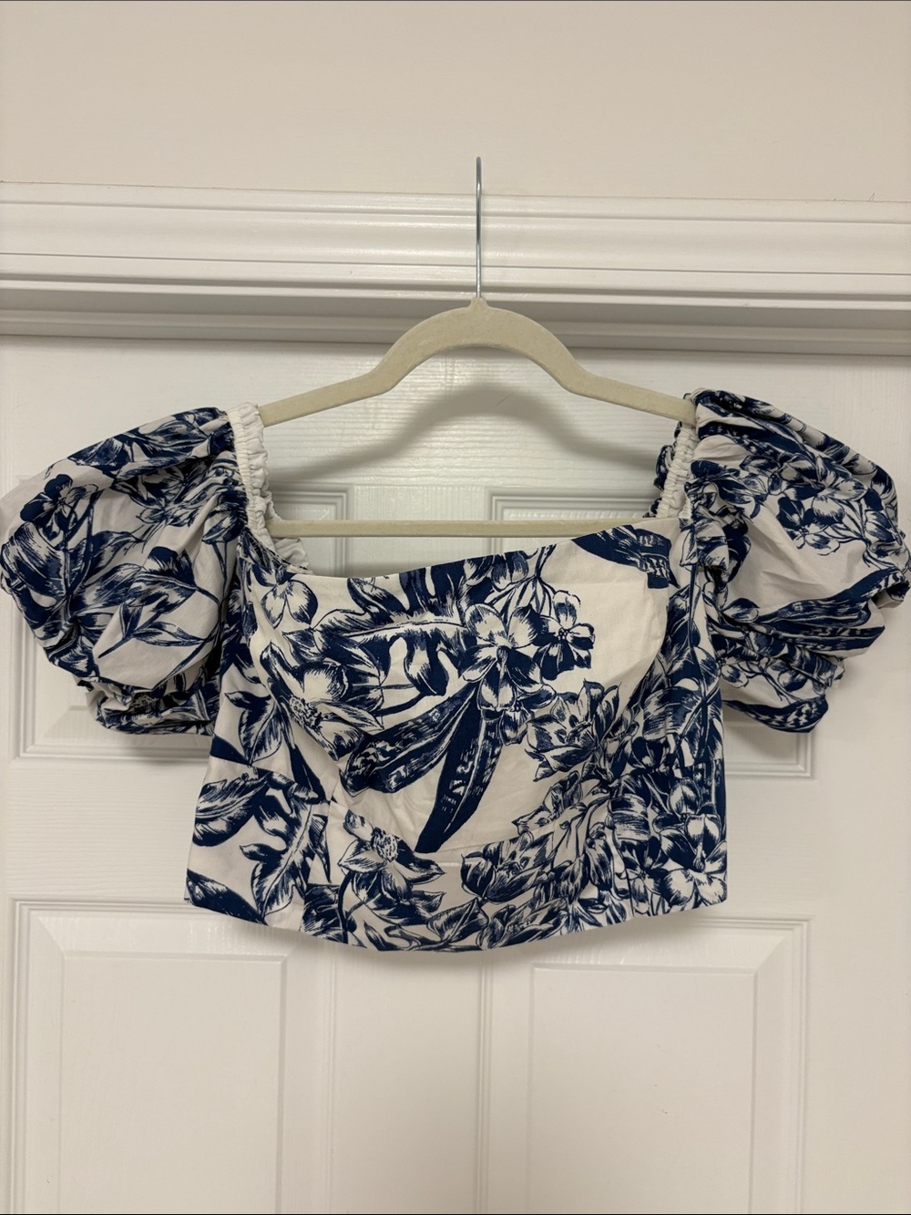 Abercrombie & Fitch White and Navy Floral Puff-Sleeve Crop Top